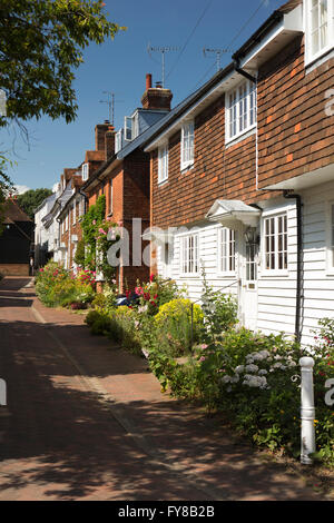 UK, Kent, Tenterden, Glocken Lane, attraktive kleine Blumengärten Kachel gehängt und Schindeln Häuser Stockfoto