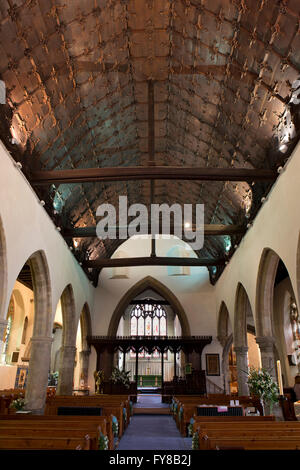 Kent, UK, High Street, St Mildred Kirchenraum, Kirchenschiff mit geschnitzten Holzfass, Tenterden gewölbte Decke Stockfoto