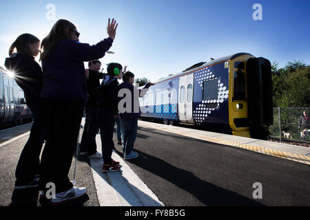 Ersten Passagier-Service von Tweedbank wird aus der Station winkte Stockfoto