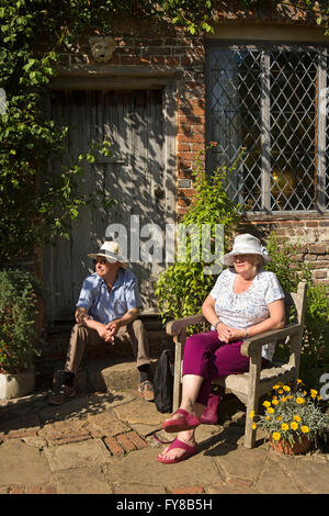UK, Kent, Sissinghurst Castle, älteres Ehepaar ruht im Schatten des South Cottage Tür Stockfoto