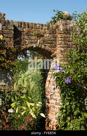 UK, Kent, Sissinghurst Castle Ziegelbogen führt zu weißen Garten Stockfoto