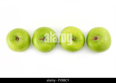 Vier grüne Äpfel in einer Reihe Stockfoto