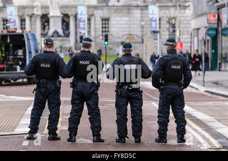 Vier Polizisten PSNI Absperren Donegal Platz in Belfast im Vorfeld einer Parade, verhindern, dass Menschen und Fahrzeuge vorbei Stockfoto