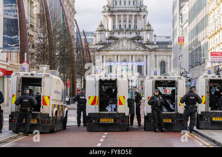 Eine Reihe von PSNI Polizisten mit gepanzerten Landrover-Block von Donegal in Belfast statt im Vorfeld eine Parade zu verhindern Stockfoto