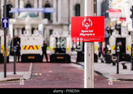 PSNI Polizisten mit gepanzerten Landrover Block off Donegal Platz in Belfast, wo ein Special Olympics Zeichen angezeigt wird. Stockfoto