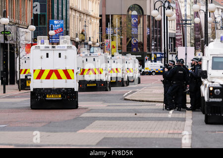 Eine große Anzahl von PSNI gepanzerten Landrover in Belfast City Centre. Stockfoto