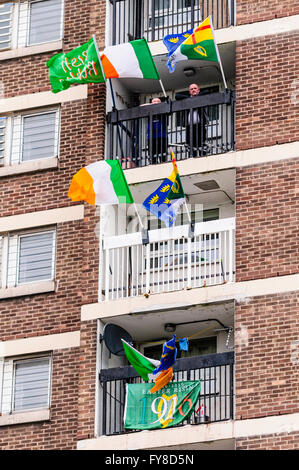 Irische Tricolors und republikanischen Fahnen aus einem Hochhaus Wohnungen in Belfast, Nordirland fliegen. Stockfoto
