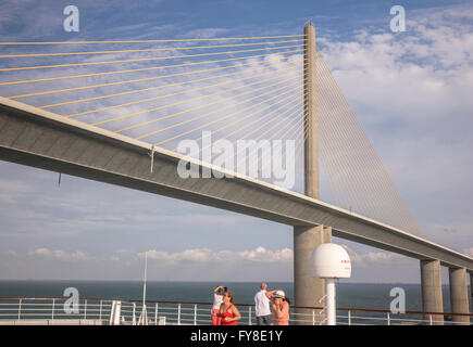 Eine der Säulen des Bob Graham Sunshine Skyway Bridge Tampa Bay Florida von einem Schiff unter der Brücke aus gesehen Stockfoto