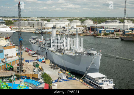 Tampa Bay Hafen mit dem amerikanischen Sieg Marine Schiff im Hafen angedockt Stockfoto