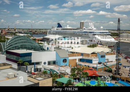 Das Kreuzfahrt Schiff Hafenterminal In Tampa Bay mit der Norwegian Star und amerikanische Sieg Schiffe im Hafen Stockfoto