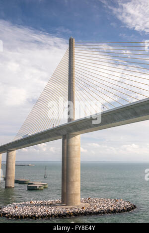 Eine der Säulen des Bob Graham Sunshine Skyway Bridge Tampa Bay Florida von einem Schiff unter der Brücke aus gesehen Stockfoto