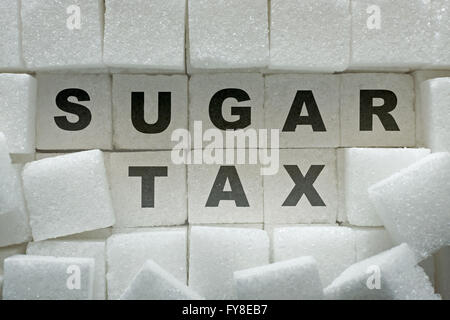 Würfelzucker und Inschrift "sugar Tax" Stockfoto