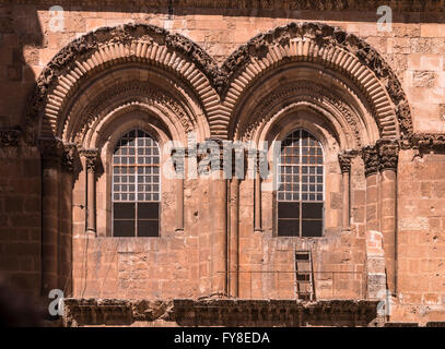 Die unbeweglichen Leiter über dem Eingang zur Kirche des Heiligen Grabes / Grabeskirche, Jerusalem. Stockfoto