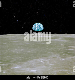 Oberfläche des Mondes mit Blick auf die Erde. Elemente dieses Bildes, eingerichtet von der NASA Stockfoto