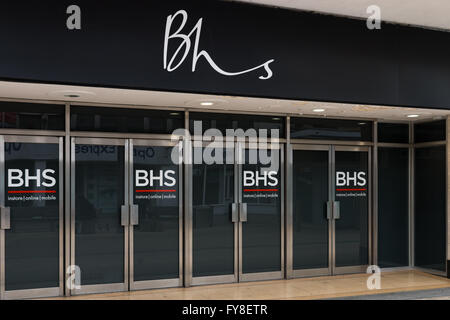 Verschlossenen Türen in einem BHS laden in Bristol Stockfoto