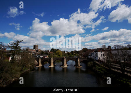 Hereford Kathedrale und das Wye Bridge von der A49 an einem sonnigen Frühlingstag gesehen Stockfoto