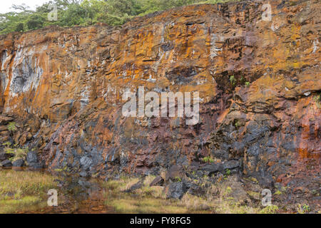 Felsvorsprung Öl mit Felsen in einem alten Steinbruch in Provinz Napo, Ecuador. Stockfoto