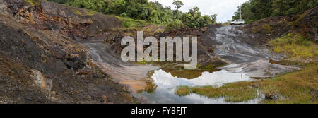 Felsvorsprung Öl mit Felsen in einem alten Steinbruch in Provinz Napo, Ecuador. Stockfoto