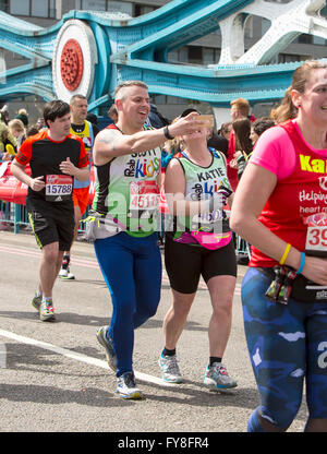 Am 24. April veranstaltete London den London-Marathon. Das Rennen begann in Blackheath und Wunde es so nah an der Themse Stockfoto