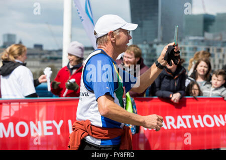 Am 24. April veranstaltete London den London-Marathon. Das Rennen begann in Blackheath und Wunde es so nah an der Themse Stockfoto