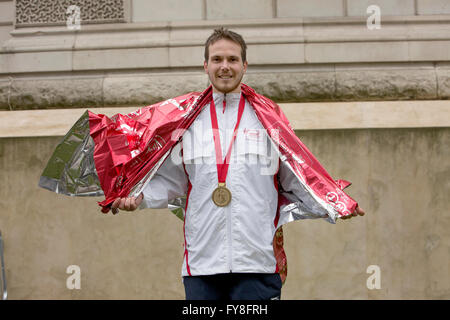 Am 24. April veranstaltete London den London-Marathon. Das Rennen begann in Blackheath und Wunde es Weg zum Buckingham Palace. Stockfoto