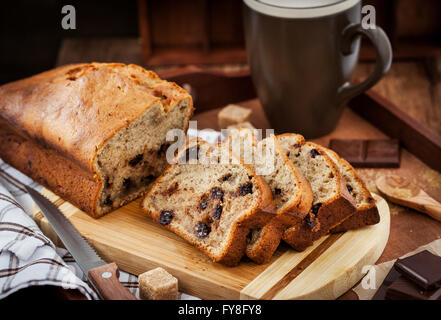 Köstliche frische hausgemachte Bananenbrot (Brot Kuchen) mit Schokolade zum Frühstück Stockfoto