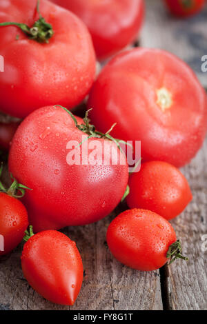 Frische reife Tomaten auf Holztisch Stockfoto