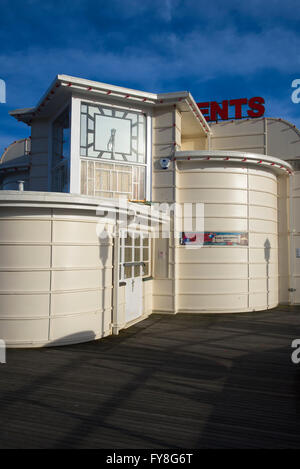 Die Art-Déco-Uhr des Zentrums Pavillons auf Worthing Pier, Worthing, West Sussex, UK Stockfoto