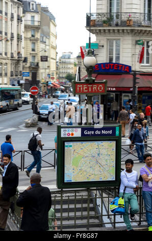 Ein Einstieg in die Gare du Nord Metrostation in Paris / Stockfoto