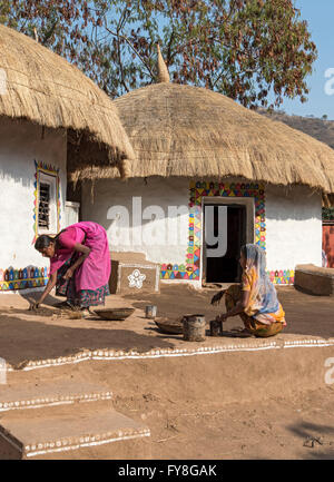 Traditionelles Meghwal Banni Stammes-Haus aus Gujarat, bewahrt in Shilpgram Kunsthandwerk Dorf in der Nähe von Udaipur, Rajasthan, Indien Stockfoto