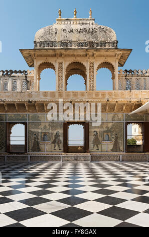 BAdI Charur Chowk Hof, Stadtschloss, Udaipur, Rajasthan, Indien Stockfoto