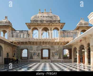 BAdI Charur Chowk Hof, Stadtschloss, Udaipur, Rajasthan, Indien Stockfoto