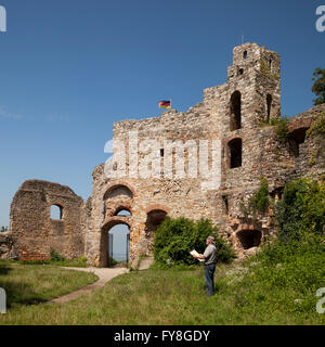 Mann mit Karte vor der Burg Staufen-Burg Ruine, Staufen Im Breisgau, Schwarzwald, Baden-Württemberg, Deutschland Stockfoto