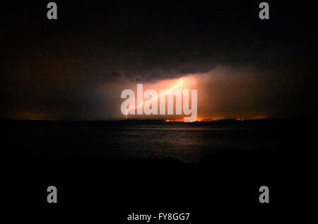 Dramatische Blitzeinschläge, Killyleagh Dorf, gesehen über Strangford Lough, Co Down, Nordirland Stockfoto