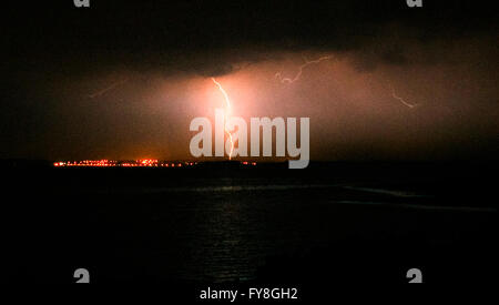 Dramatische Blitzeinschläge, Killyleagh Dorf, gesehen über Strangford Lough, Co Down, Nordirland Stockfoto