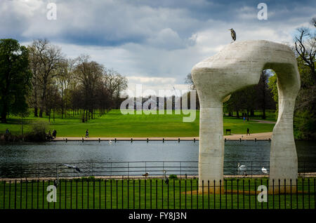 Der Bogen von Henry Moore, vor der Kensington Palace. Ein Reiher sitzt auf einer Skulptur in den Kensington Gardens, London Stockfoto