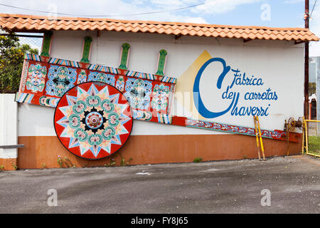 Sarchi, Costa Rica - 23. November 2015: die bunte Wand vor der bekannten Chaverri Ochsen Wagen Fabrik (Fábrica de Carre Stockfoto