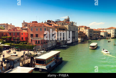 schöne Aussicht von Venedig Canal Grande. sonnigen Tag Landschaft mit historischen Häusern, traditionelle Gondel Boote und bunten Bui Stockfoto