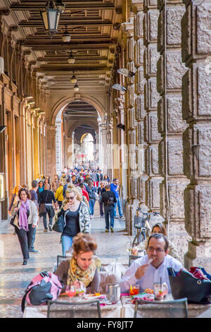 Klassische Arkaden und Restaurants in Bologna, Italien Stockfoto