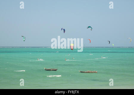 Kitesurfer kiten in der Nähe von hölzernen Fischerboote im Indischen Ozean in Tansania, Sansibar Stockfoto