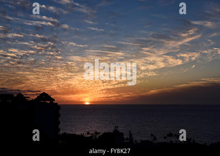 Sonnenuntergang und Roter Himmel über Banderas Bay Pazifischen Ozean in Puerto Vallarta Stockfoto