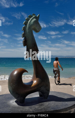 Einradfahrer auf dem Malecon mit gut Glück Einhorn Skulptur Puerto Vallarta Stockfoto