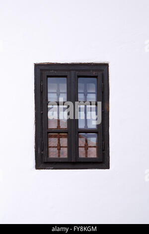 Alten Gitterfenster auf weißen Wand.  Architektonische Details. Stockfoto