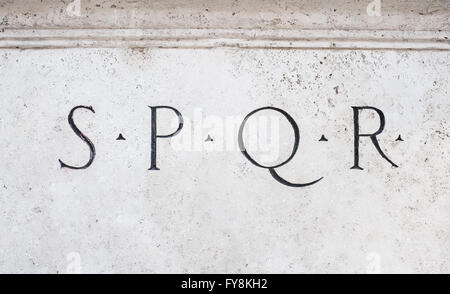 Römische Symbol Zeichen SPQR, italienische Architektur Detail auf weißem Marmor Stockfoto