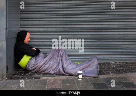 Mann von der Straße in einem Shop Tür, Glasgow, Schottland, UK Stockfoto