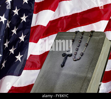 Buch über amerikanische Usa Flagge Konzept religiöse Werte und Stärke Stockfoto