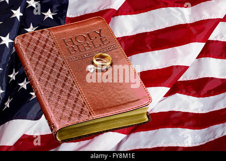 Buch über amerikanische Usa Flagge Konzept religiöse Werte und Stärke Stockfoto