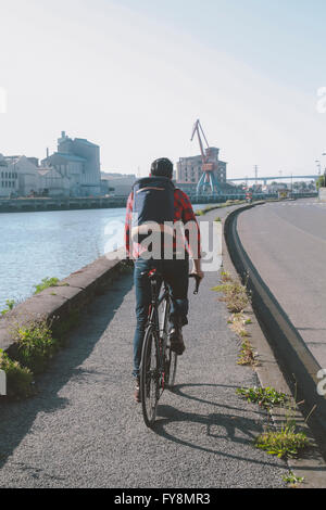 Spanien, Bilbao, Zorrozaurre, Rückseite des Mann Reiten Rennen auf Fahrradweg Stockfoto