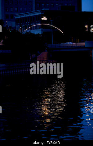 Die Innenstadt von Flint, Michigan.  Flint River im Vordergrund. Stockfoto