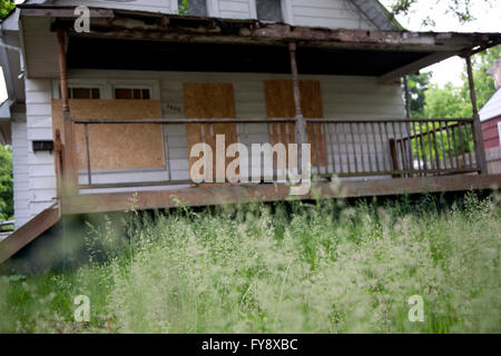 Mit Fensterläden versehenes Haus in Flint, Michigan Stockfoto